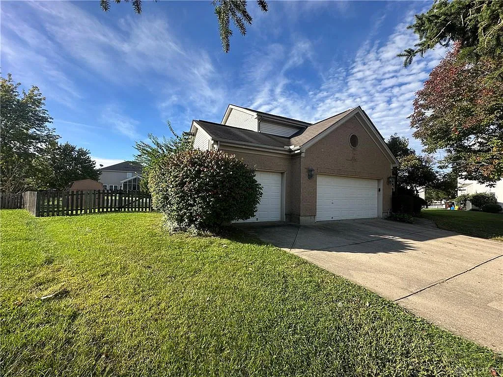 4 bed, 2.5 bath, 2222 sqft, $2,400 — Photo 2