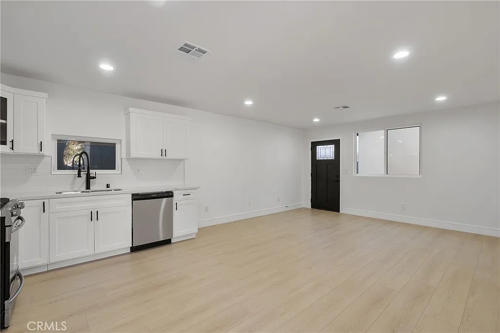 3 bed, 1400 sqft, $4,395 — Photo 4