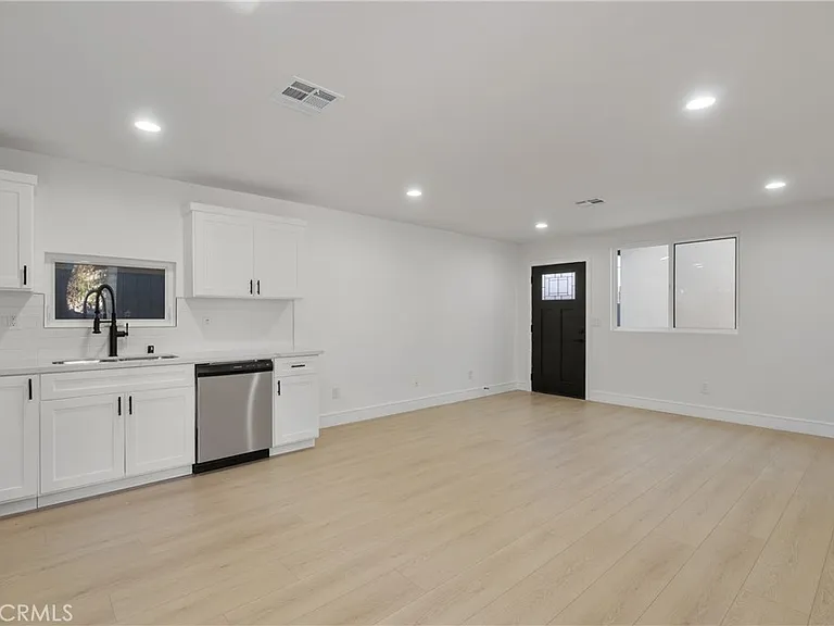 2708 S Cochran St — Photo 4