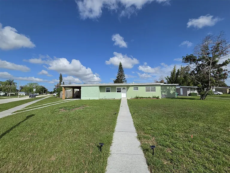 305 SE Airoso Blvd — Photo 8
