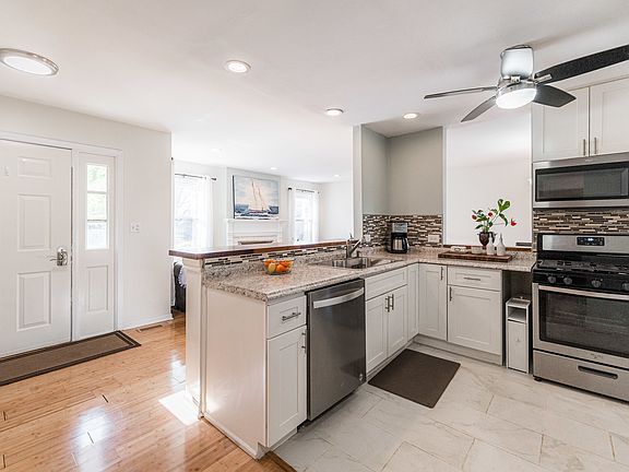 3rd image of 221 Pebble Creek Dr