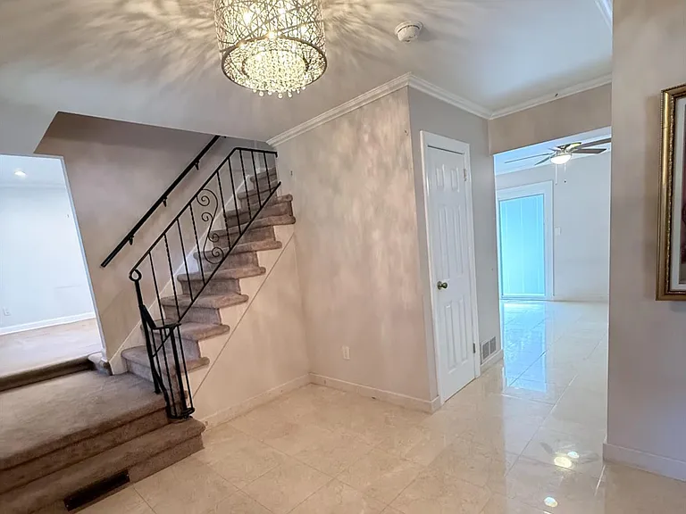 43 Jonathan Dr — Photo 6