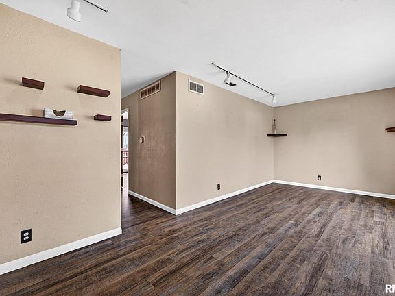 3rd image of 306 Parkview Dr