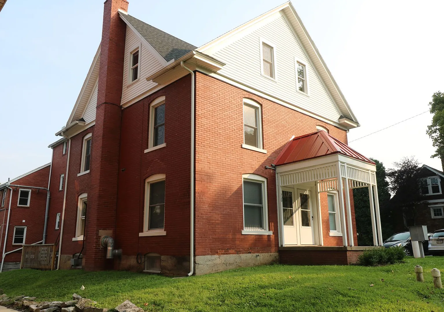Two Bedroom apartment near engineering and science buildings. Rent is for the entire apartment! — Photo 2