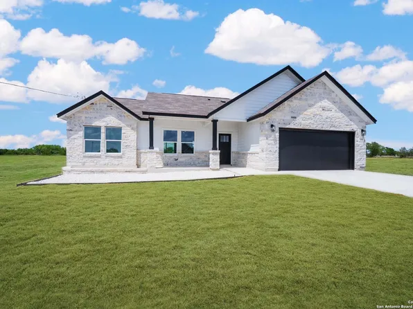 150 Ranchero Way, Natalia, TX 78059