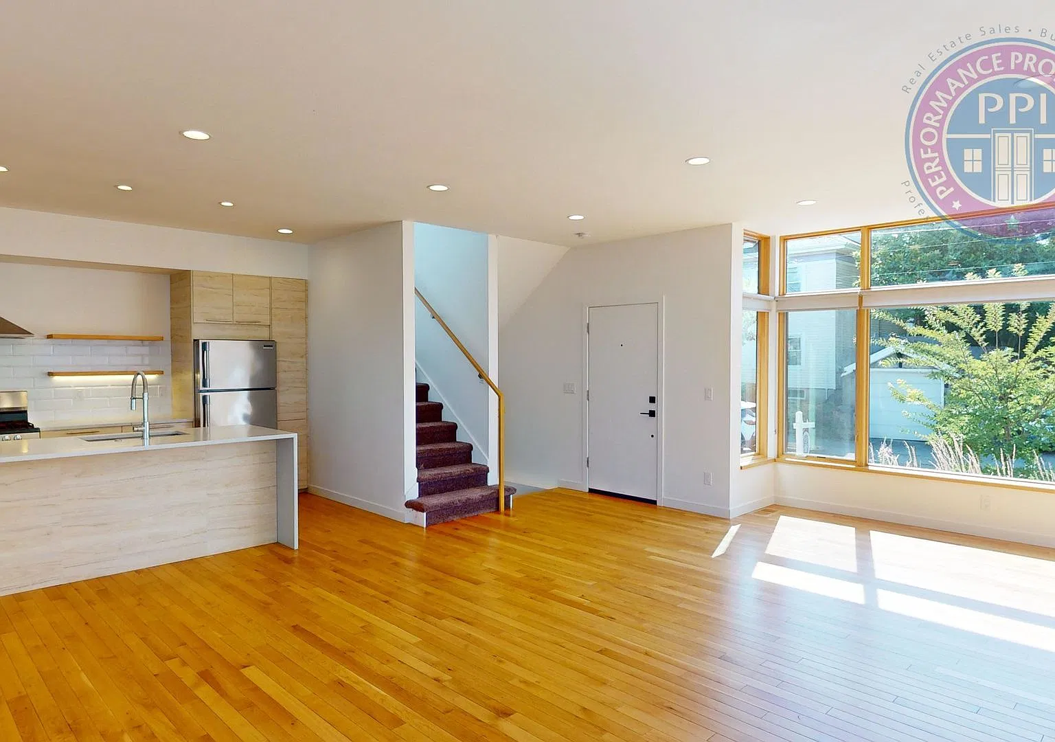 Stunning Modern Se Portland Townhome! 2 Bedrooms + Spacious Loft | Oversized Patio | Cozy Firepla... — Photo 4