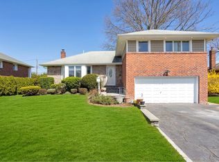 36 Market Dr, Syosset, NY 11791