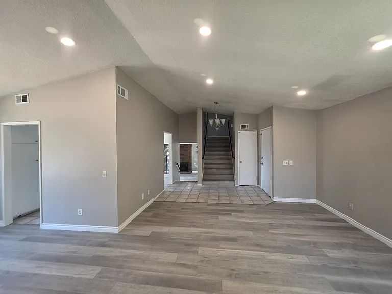 2911 S Colonial Ave — Photo 2