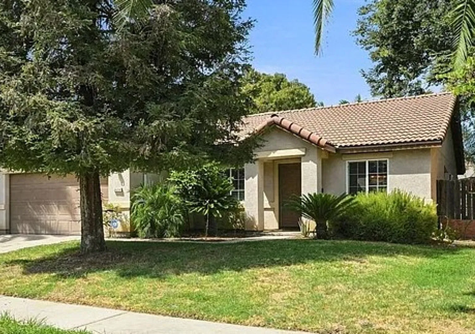 Beautiful Home in SE Visalia on a Corner Lot! Just llike new! — Photo 1
