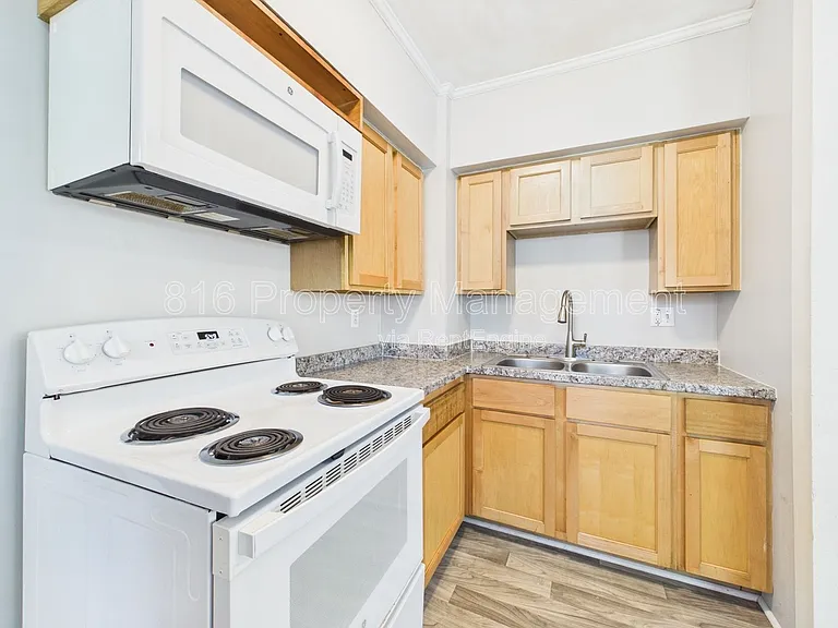 2205 E 59th St — Photo 9