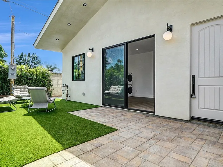 19352 Lanark St — Photo 3