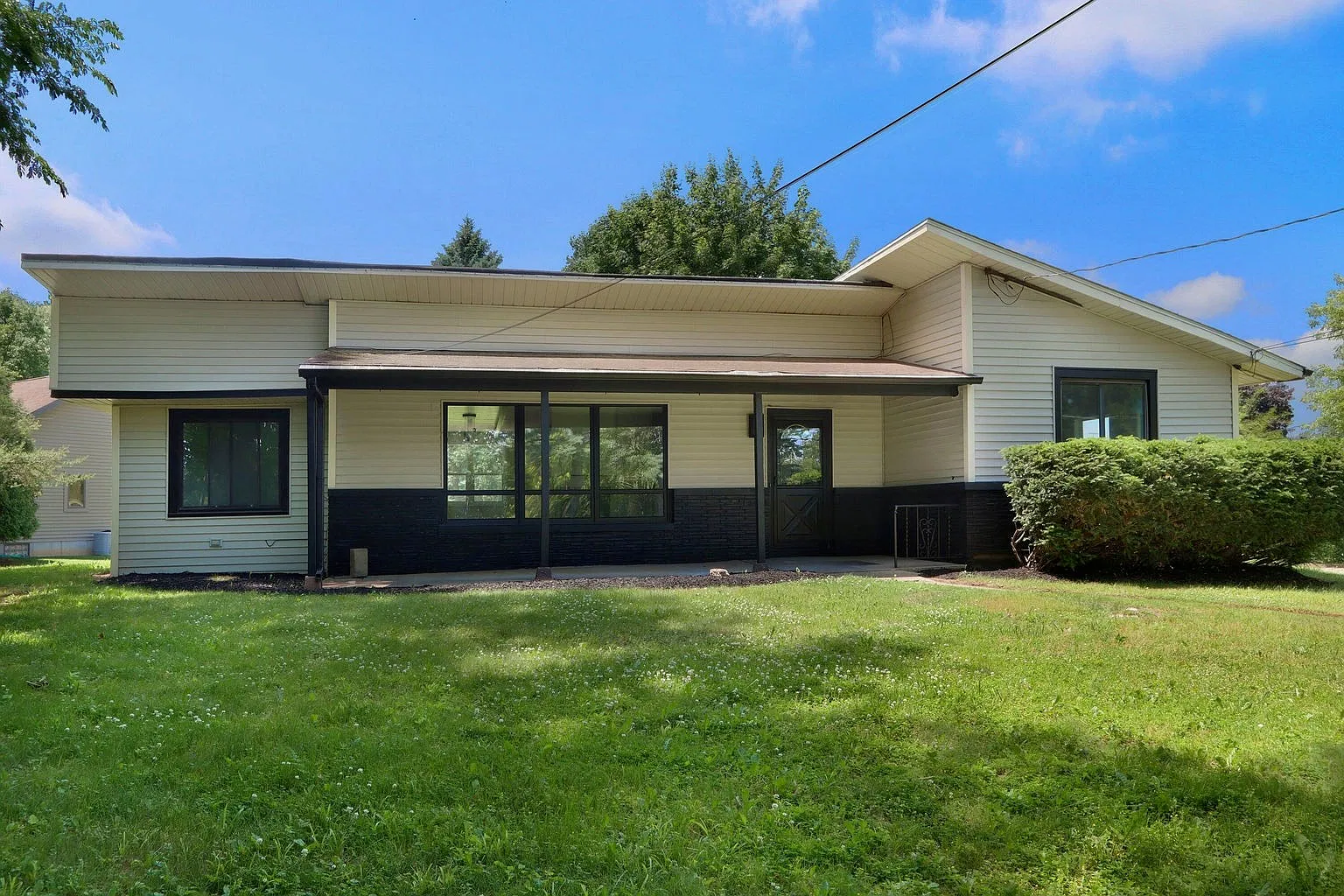 3 bed, 1330 sqft, $3,200 — Photo 1
