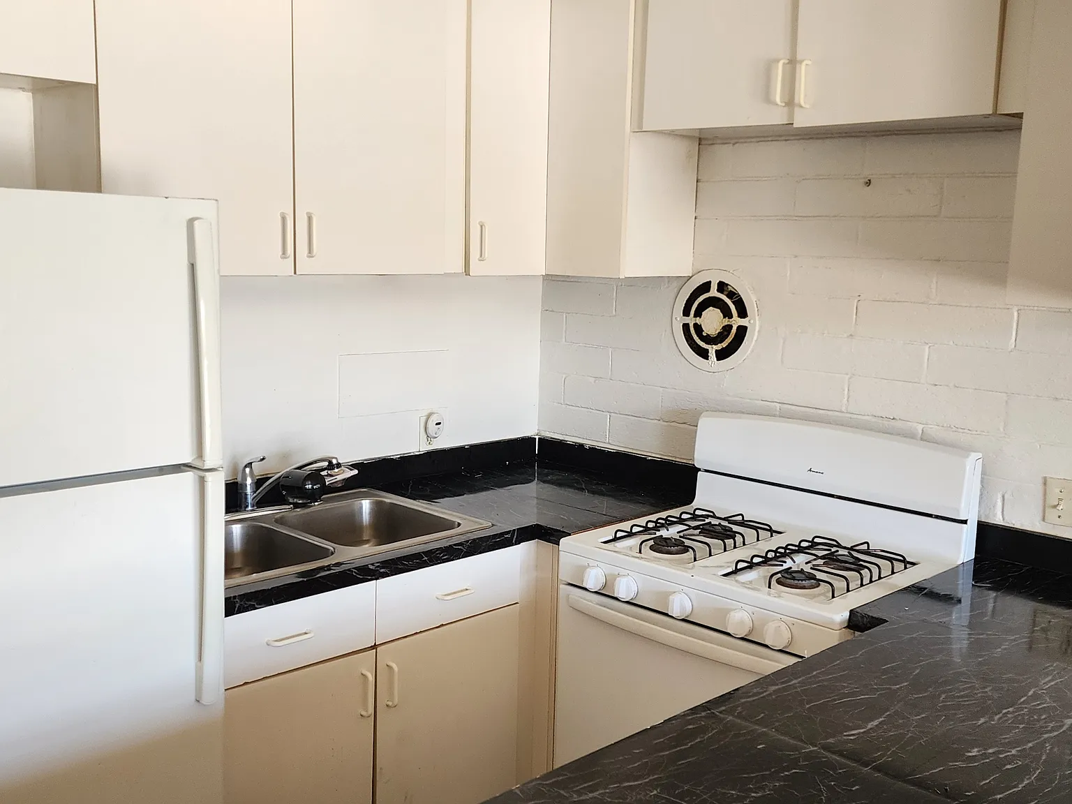 Studio, 400 sqft, $1,695 — Photo 2
