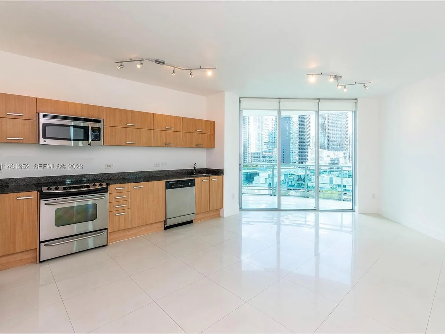 2 bed, 940 sqft, $3,400 — Photo 2