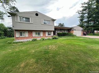 2616 Douglas Dr, Bloomfield Hills, MI 48304