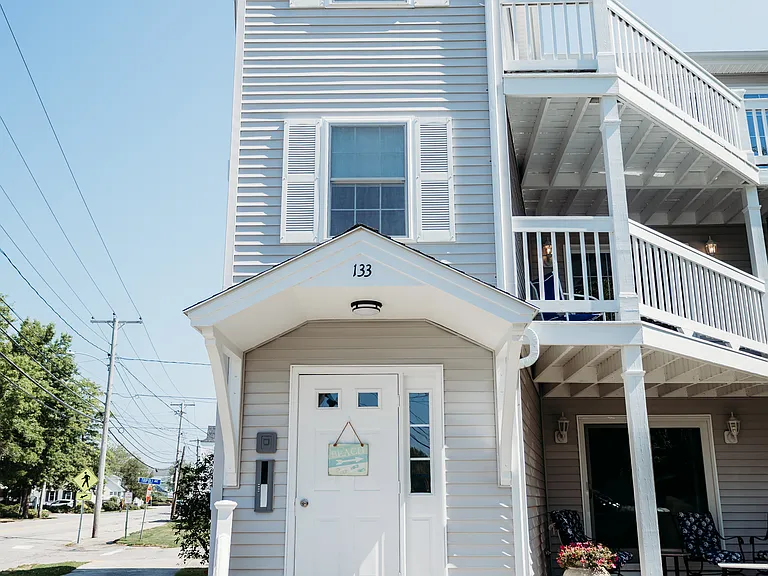 133 W Grand Ave #2 — Photo 4