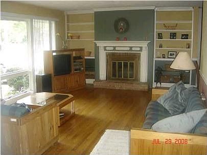 Living Room with fireplace