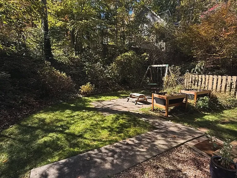 15 Mayfair Pl — Photo 5
