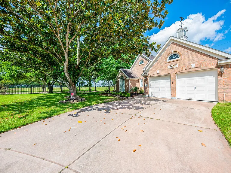 703 Acacia Pl — Photo 3