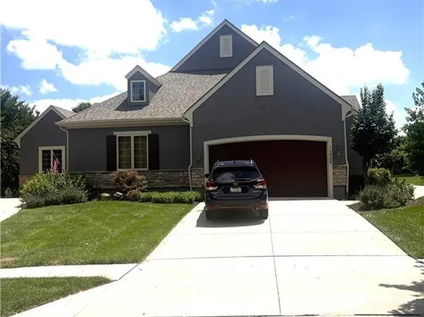 11525 S Lakecrest Dr, Olathe, KS 66061