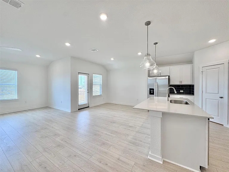 1821 Lazy Acres — Photo 9