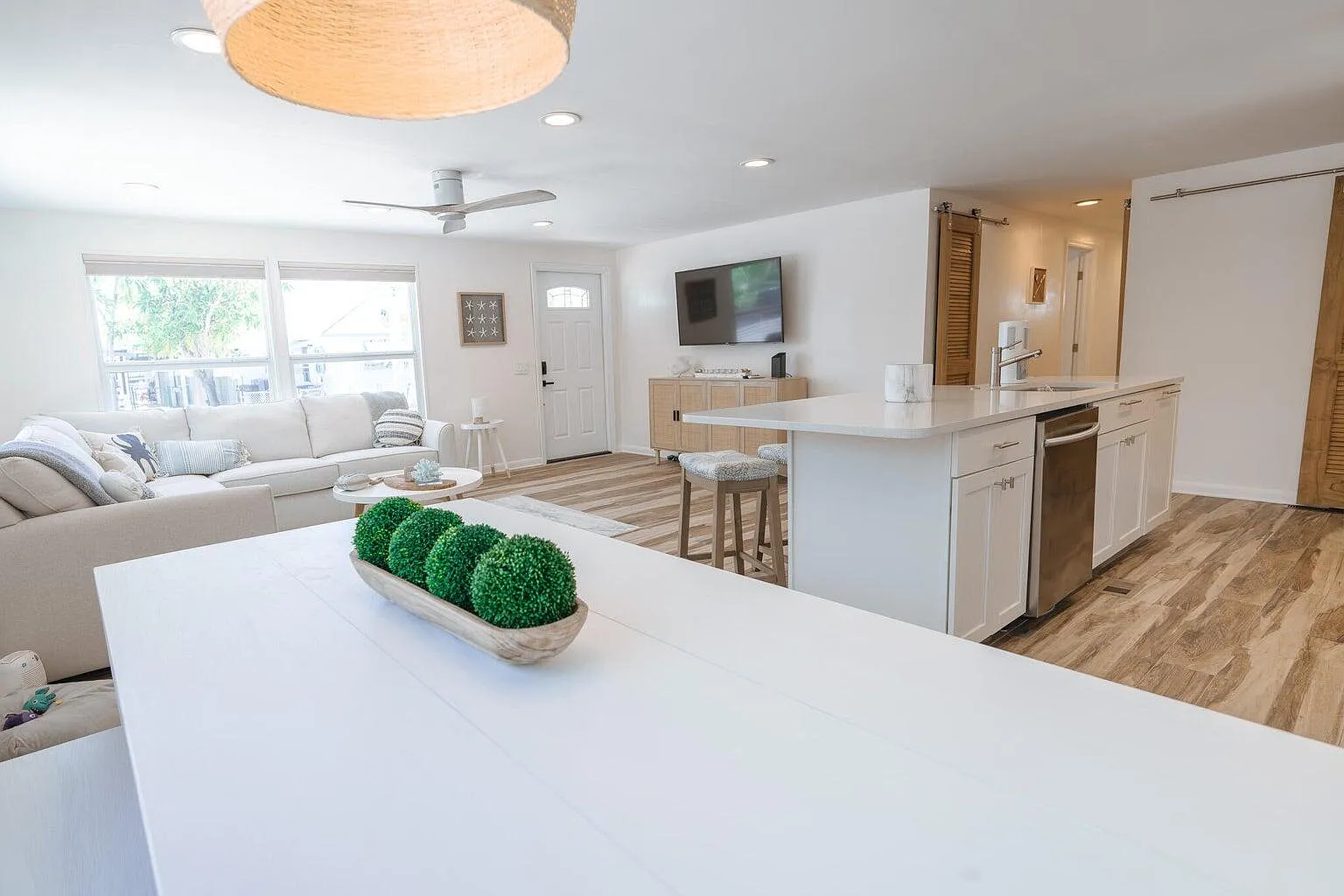 212 Buttonwood Ln — Photo 2