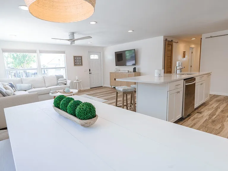 212 Buttonwood Ln — Photo 2