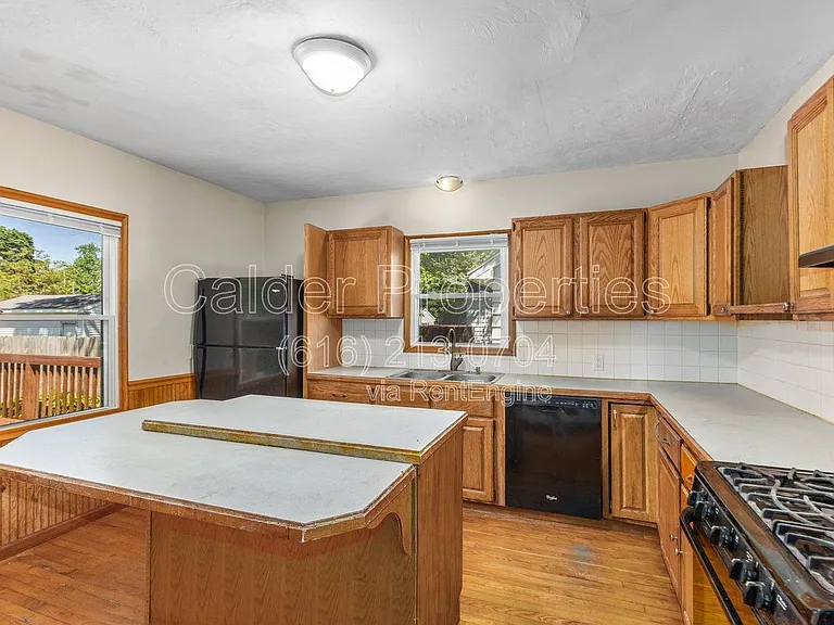 1031 Merrifield St SE — Photo 8