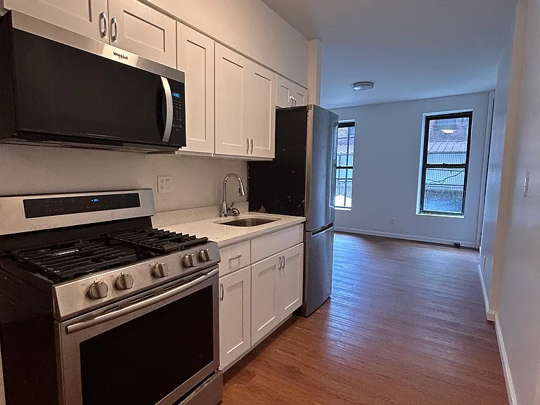 536 W 47th St #4 — Photo 2