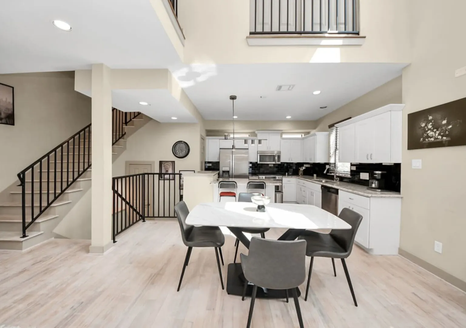Stylish 4 Bed Home, Perfect for Long-Term Stays — Photo 3