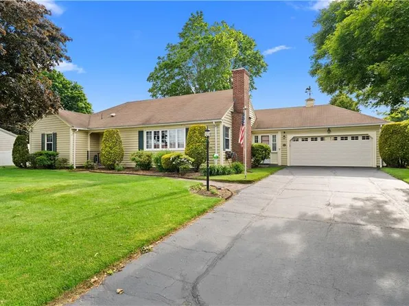14 Barnes St, Smithfield, RI 02828