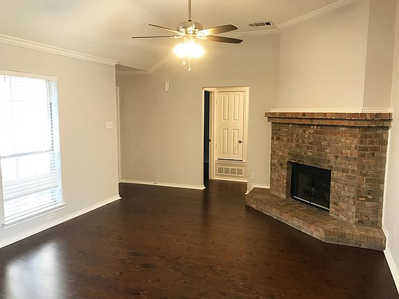 4th image of 993 N Meadow Cir