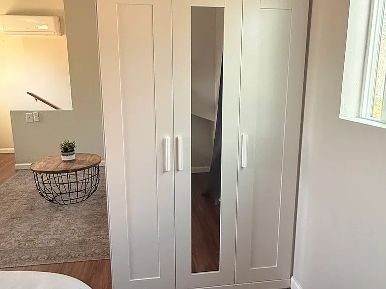 635 3/4 Hanson Ln — Photo 2