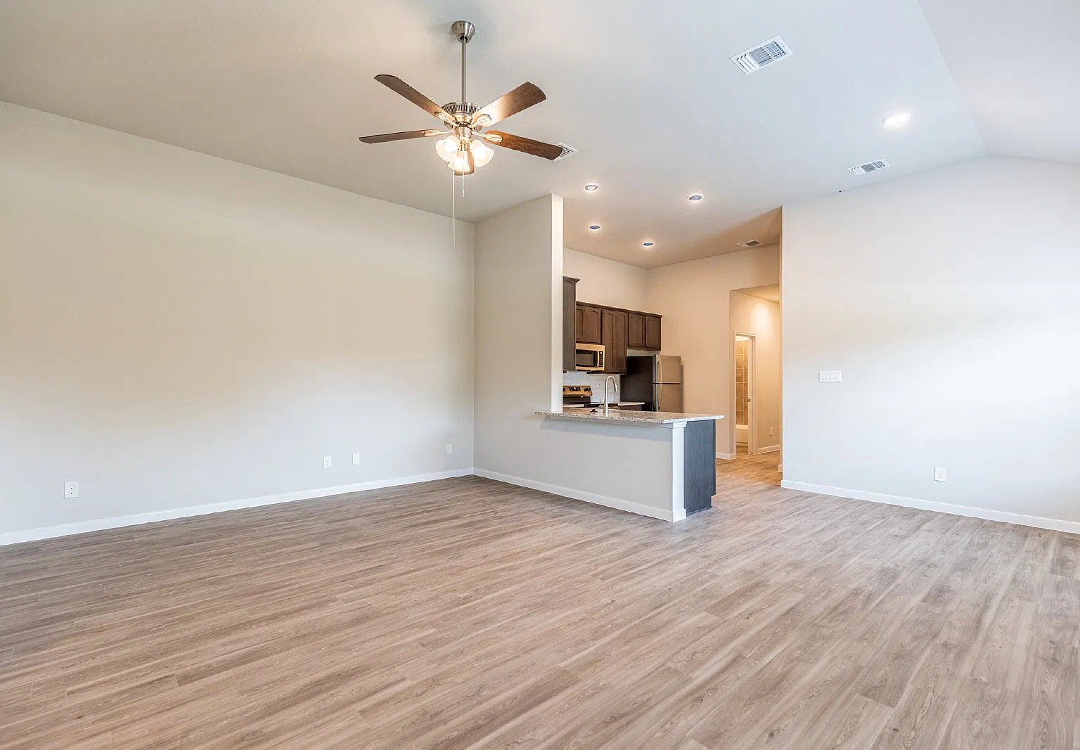 3 bed, 2.0 bath, 1600 sqft, $1,450 — Photo 4