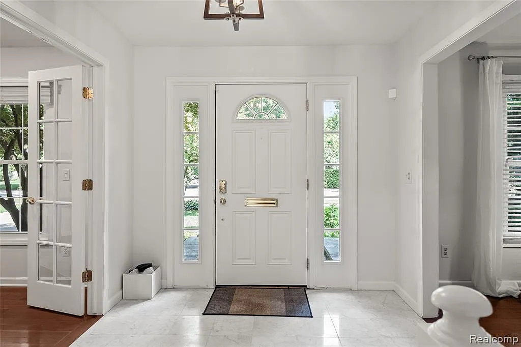 4 bed, 2500 sqft, $6,500 — Photo 3