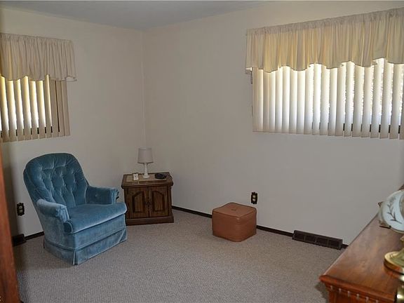 5th image of 34760 Iris Ln