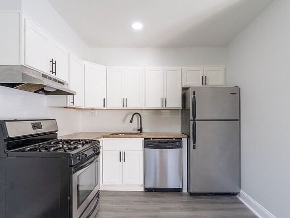 Kitchen-Classic (1BR, 1BA 788SF)