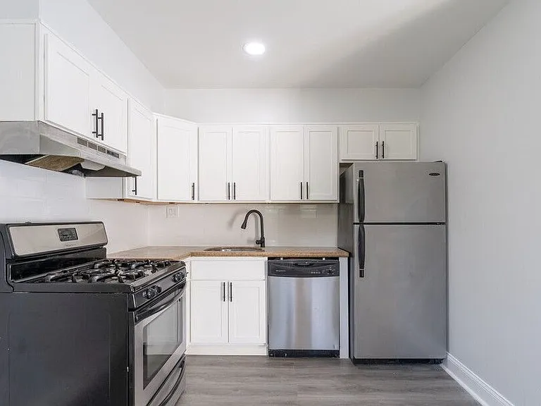 Kitchen-Classic (1BR, 1BA 788SF)