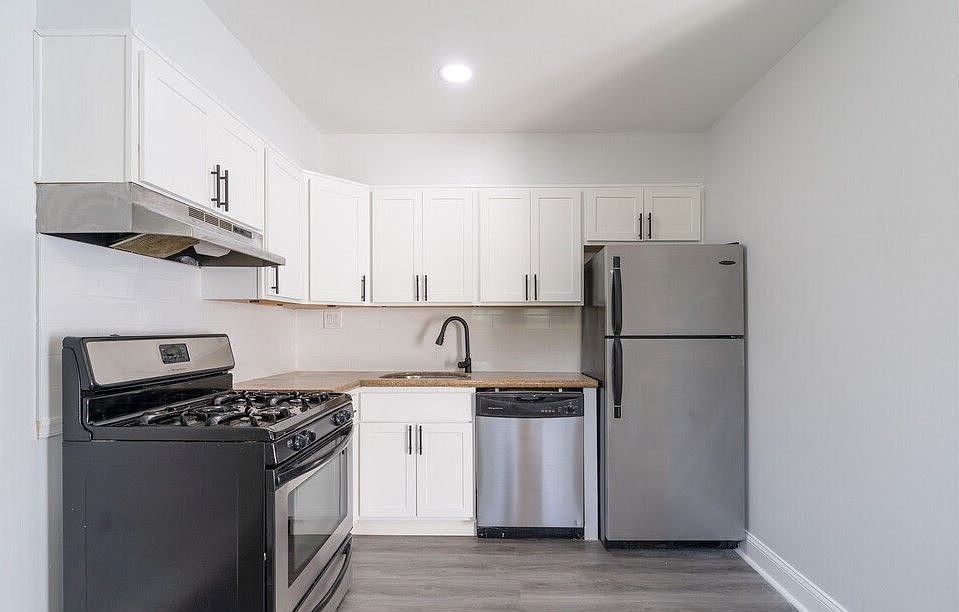 Kitchen-Classic (1BR, 1BA 788SF)