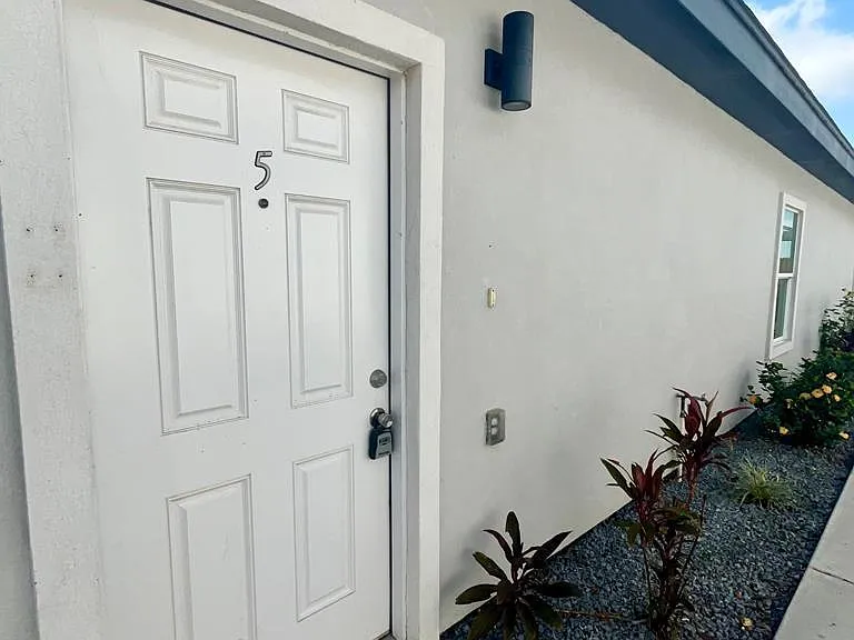 1122 E 20th St #5 — Photo 3