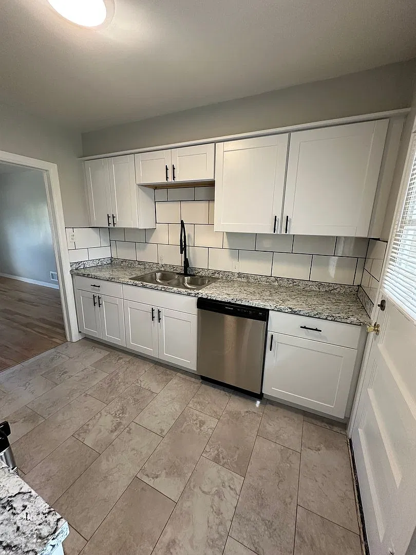 Nicely Updated 2 Bedroom, 1 Bathroom Apartment — Photo 4