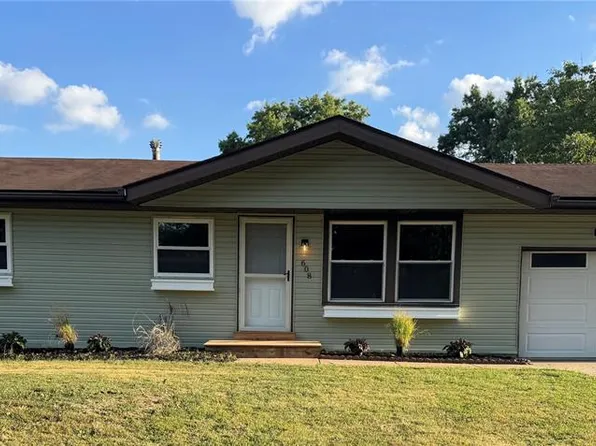 608 Saint Peter Dr, Godfrey, IL 62035