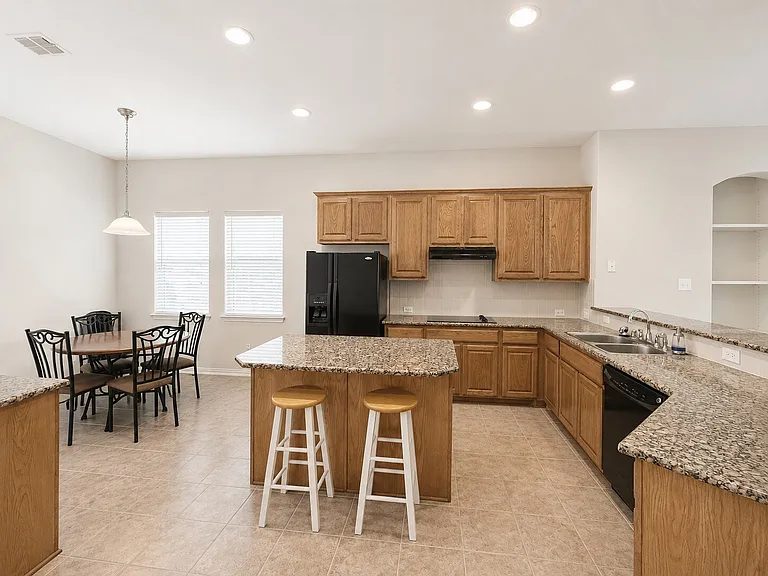 5724 Silverton Ave — Photo 5