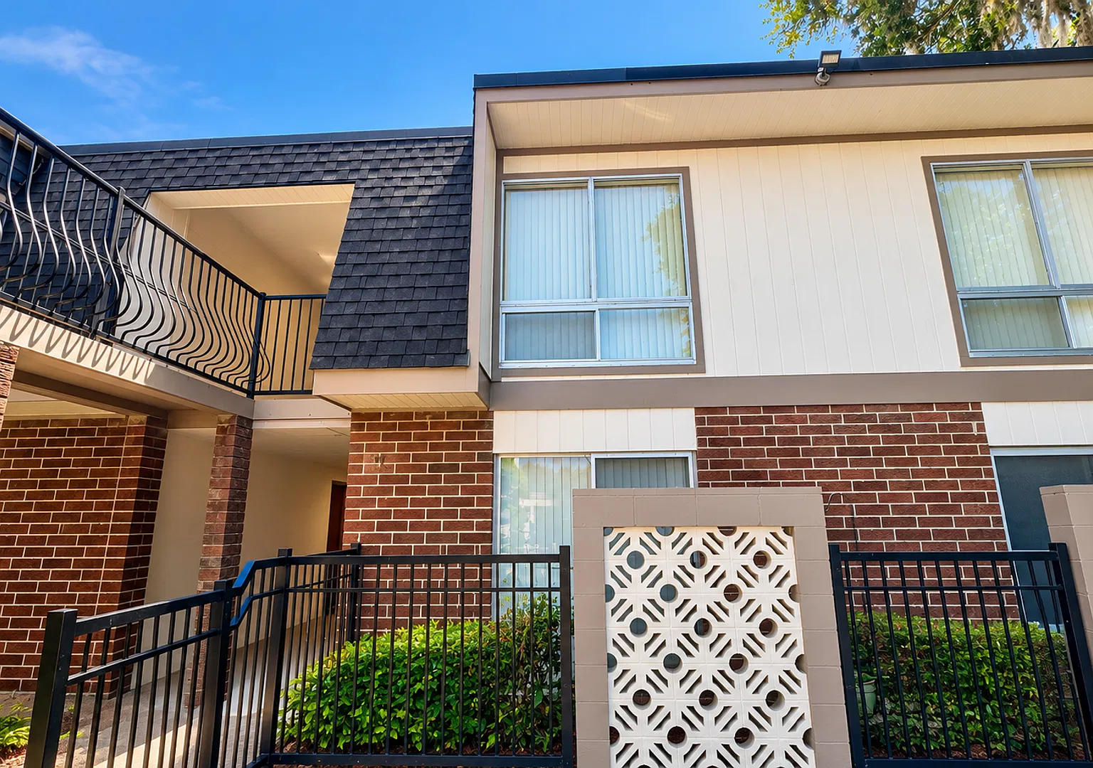 Summit House Condo Available, Convenient to UF — Photo 1