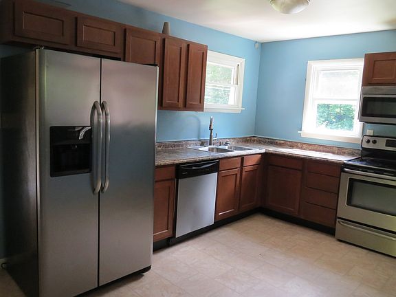 KITCHEN W/ SS APPLIANCES