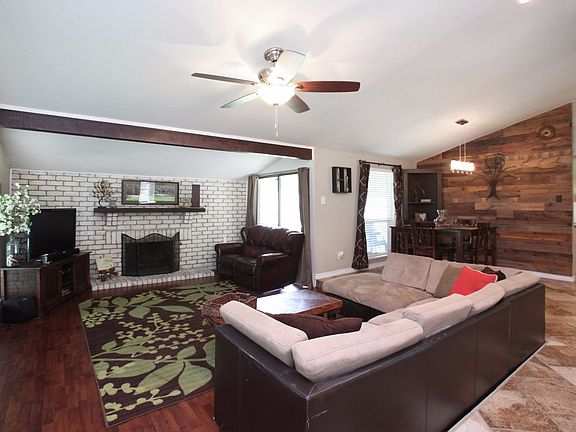 3rd image of 821 Fleming Trl