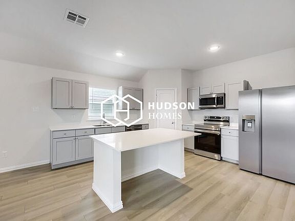 4th image of 422 Rose Ave