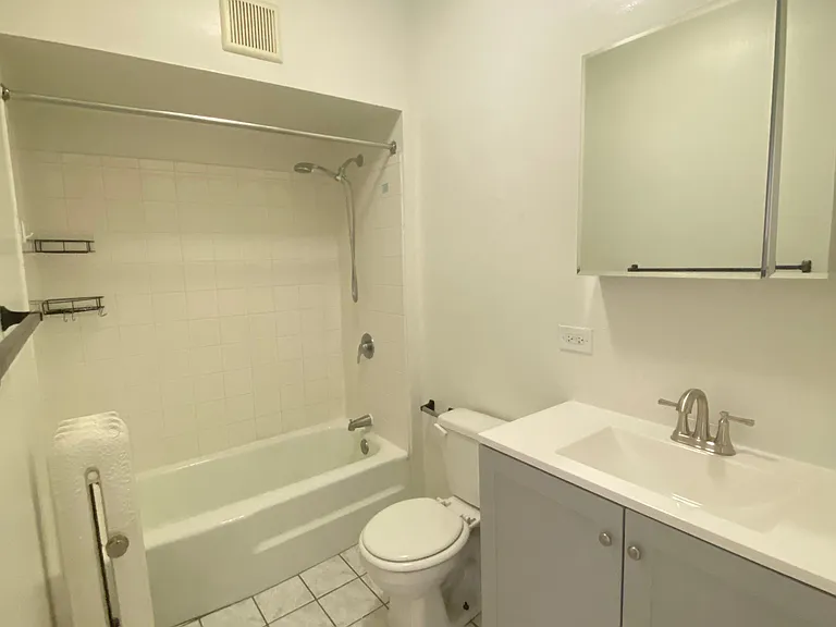 804 W Roscoe St #2 — Photo 6