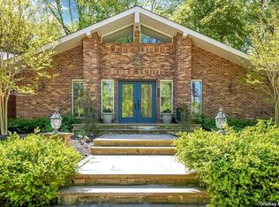 104 Harbor Rd, Saint James, NY 11780