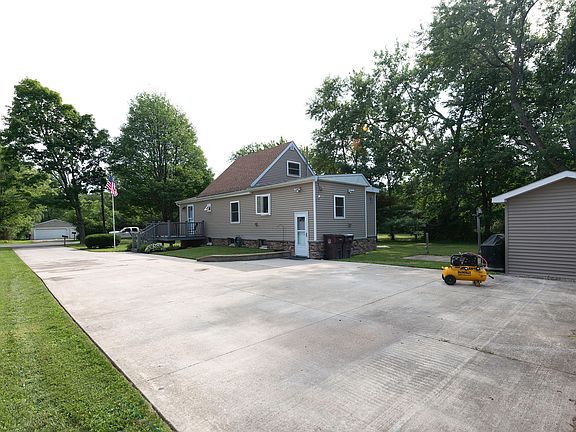4th image of 2594 Meadow Ln